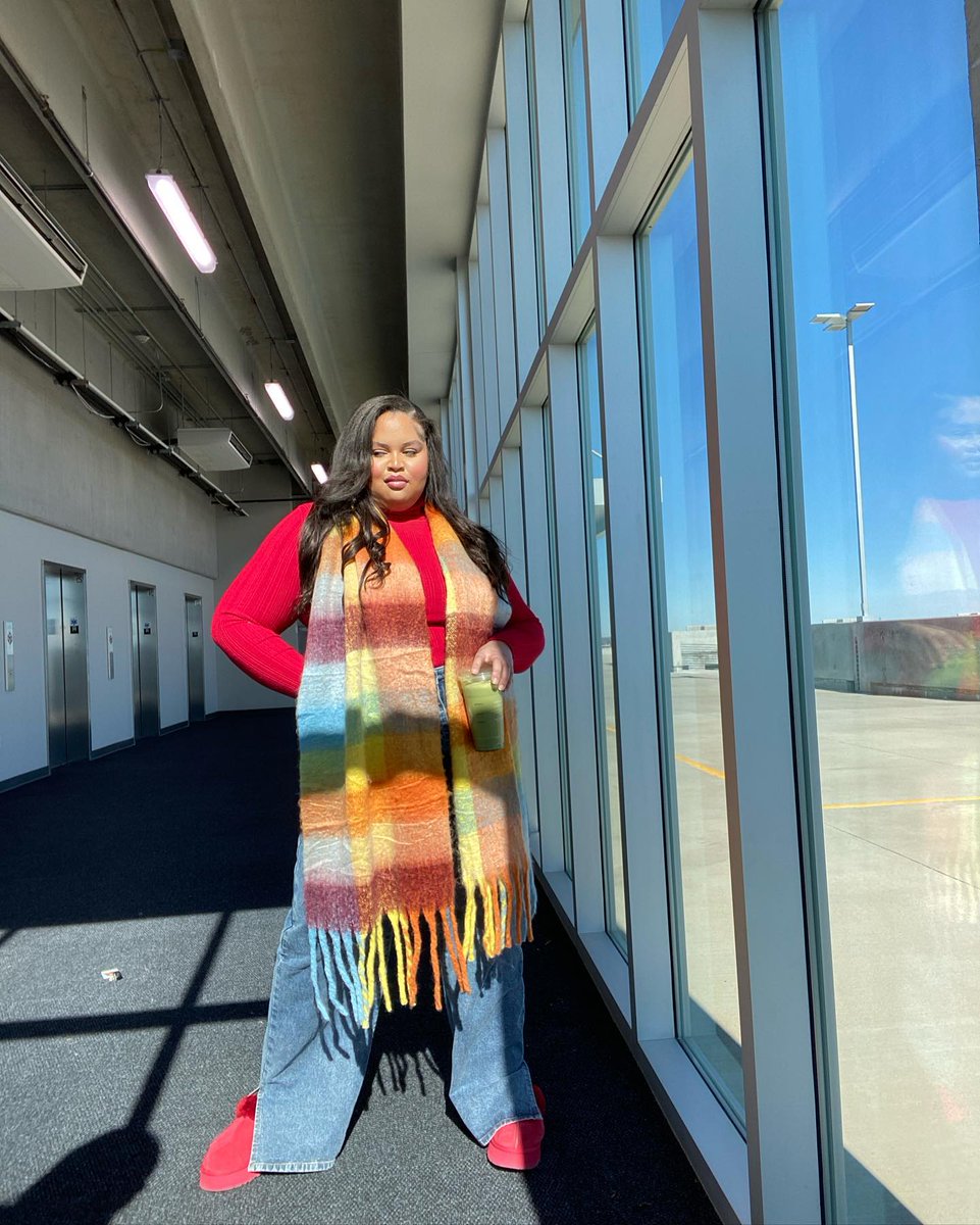 MayvennHair's tweet photo. Catching flights โ๏ธ @justicetierney wearing our #1C Mocha Brown 20โณ Dyed Virgin 220g Straight Seamless Clip-In #MayvennHair #MayvennMade #ClipIns #MochaBrown #StraightClipIns #HairExtensions https://t.co/K1ZUqC3tsz