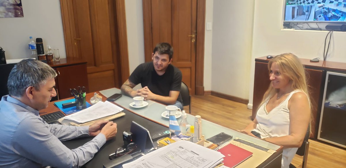 camionerosdeSF's tweet photo. Recibimos en nuestra obra social a @florcarignanook, Directora Nacional de #Migraciones. Fue un gran gusto poder dialogar sobre política #nacional y #provincial y aportar nuestra mirada acerca del #transporte y la realidad del sector #camionero. https://t.co/spyQBAN8gE