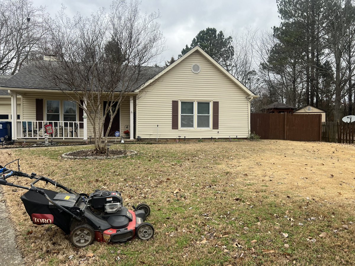 iamrodneysmith's tweet photo. I was honored to mow and tidy up the lawn for Mr. and Mrs. Weigand. As Mr. Weigand is a veteran, I express my gratitude for his service. Making a difference difference one lawn at a time . https://t.co/0xMXesN1Xq