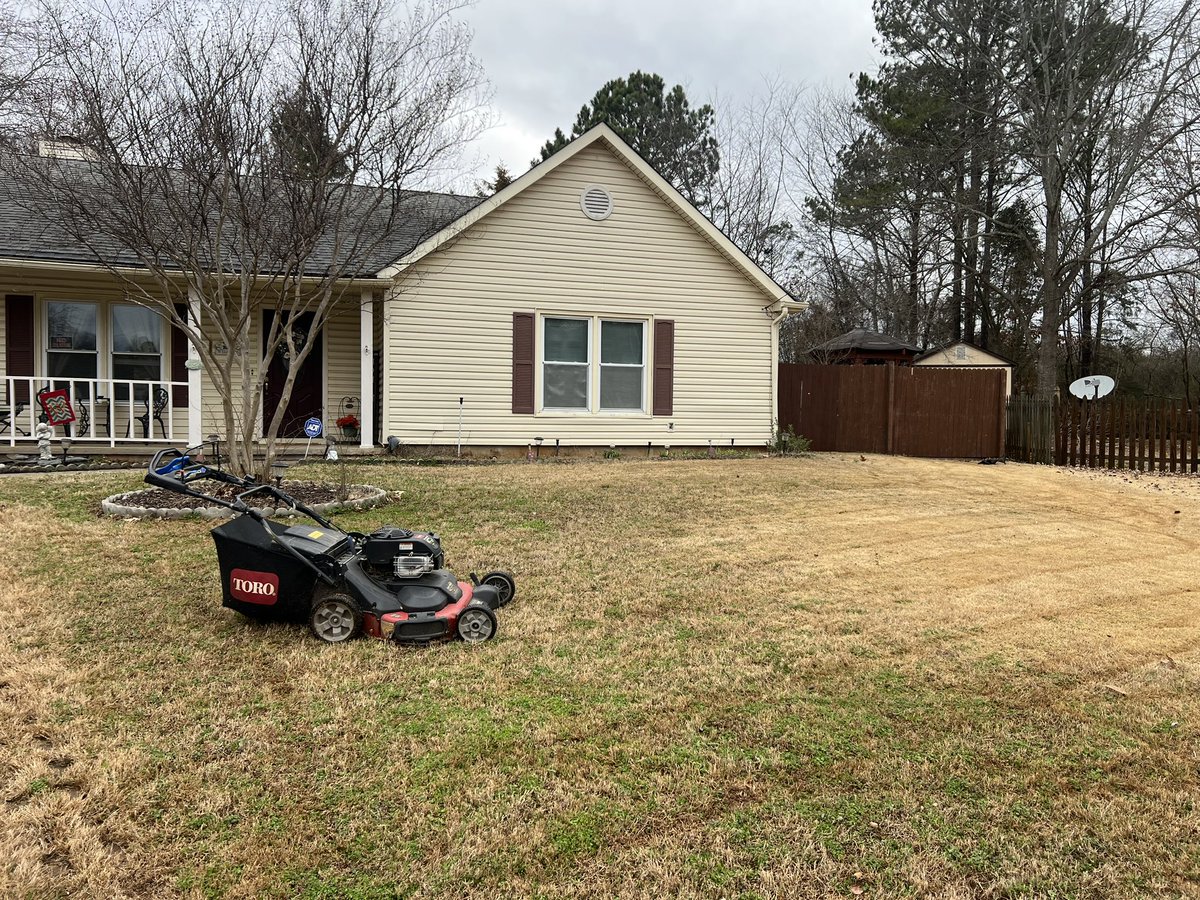 iamrodneysmith's tweet photo. I was honored to mow and tidy up the lawn for Mr. and Mrs. Weigand. As Mr. Weigand is a veteran, I express my gratitude for his service. Making a difference difference one lawn at a time . https://t.co/0xMXesN1Xq