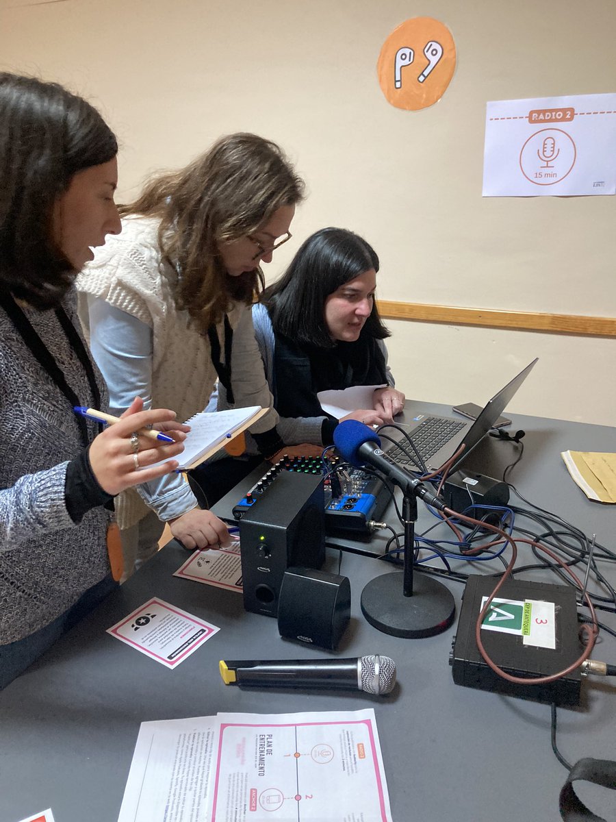 mjchicon's tweet photo. Aula del futuro-Taller interactúa #jipatq2023 @cepantequera @JIPAtq @latizadeana https://t.co/zBFIpE9HNe