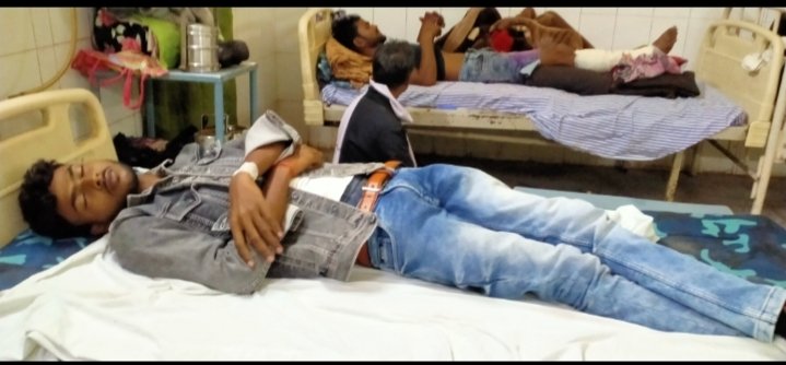 KrishnmurariSa3's tweet photo. थाना सागीपुर के अतर्गत असांव मे दोपहर 3 बजे हिमाशु पासी को गाव के ही दबग राजेन्द्र पंडे अपने साथियो के साथ हमला कर दिया उल्टा प्रशासन पीडित त के ऊपर F I R लिख दिया है पीडित का अभी तक मेडिकल भी नही कराया जिला अस्पताल मे भर्ती है बेहोशी के हालत मे @Uppolice  @pratapgarhpol   @dgpup https://t.co/YJGI1FXfre