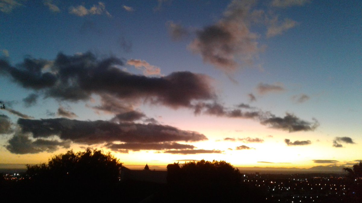 Cape sunset over the bay @GordonsBay_WP @ALETTAHA @ricardomackenzi