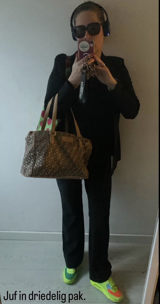 1974marjolein's tweet photo. Zeg nóóit in je klas dat je nogal zin hebt in appeltaart, want voor je het weet zit je in je busje & koop je er een paar & rijd je terug & wordt het veel te gezellig & ga je die etterbakkies téveel absurd enorm extreem missen in je VAKANTIE!
#VSO
#VMBO2
#JeWeetZelluf
#STAMPPOT https://t.co/OtIhS0zdfo