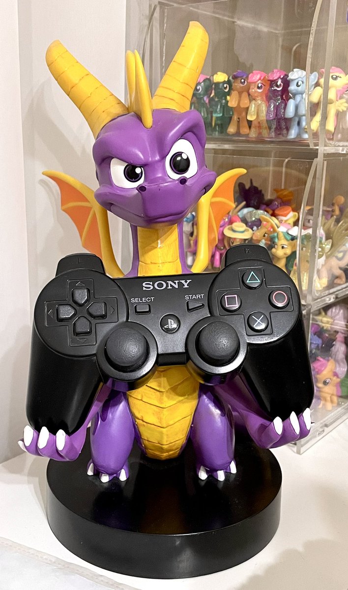_Koffeemilk_'s tweet photo. My loved one and I live in different cities, and I am touched by such a thing that we have paired pads for the gamepad with him. I have Spyro and he has Crash :з 
#SpyroTheDragon #CrashBandicoot #Spyro #Crash #CableGuys #SpyroFan #SpyroCollection https://t.co/5rnPDnayub