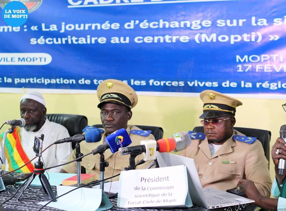 lavoixdemopti's tweet photo. La Fédération des organisations et regroupements de soutien aux actions de la transition (FORSAT - CIVILE) a organisé ce 17 février 2023, un cadre d'échanges sur le thème : « La journée d'échange sur la situation sécuritaire au centre ( #Mopti) ». 
Quelques images de l'événement. https://t.co/cXqNzBLBgk
