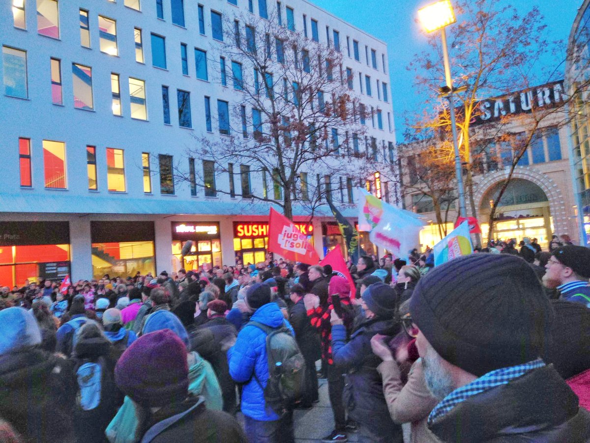 linksjugend_C's tweet photo. No Border, No Nation, Stop Deportation!
#PhamPhiSonBleibt
#PhamPhiSon
Heute waren viele Menschen in Chemnitz um gegen die Abschiebung der Familie Pham/Nguyen zu demonstrieren. Danke für die vielen Redebeiträge! https://t.co/56WLm1yaKt
