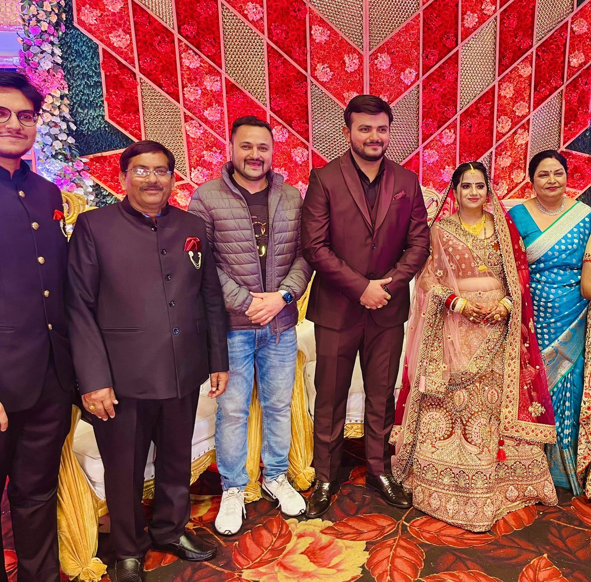 aapka_vineet's tweet photo. प्रिय दादा श्री @Gaharvar_sss जी ,उनके सुपुत्र भाई ईo अभिजीत सिंह तथा पूरे परिवार को पुनः बहुत बहुत बधाई🌺🌺बाबा महादेव की कृपा सदैव बनी रहे🙏🏻
#Reception_Party❤️ https://t.co/1N9KFpB5gw