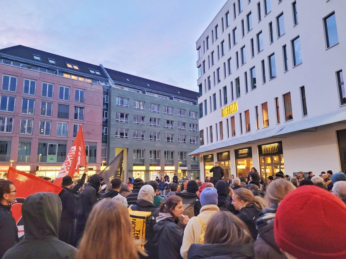 linksjugend_C's tweet photo. No Border, No Nation, Stop Deportation!
#PhamPhiSonBleibt
#PhamPhiSon
Heute waren viele Menschen in Chemnitz um gegen die Abschiebung der Familie Pham/Nguyen zu demonstrieren. Danke für die vielen Redebeiträge! https://t.co/56WLm1yaKt