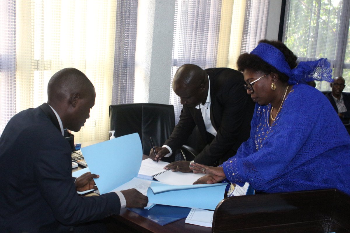 MFP_Burundi's tweet photo. Sous la supervision du Secrétaire Permanent du @GenreMinistere, une séance de remise et reprise a été effectuée entre la Directrice Générale a.i sortante de la @MFP_Burundi Dr. @UWINEZAMarieNoe et le nouveau Directeur Général Dr. @NYANDWIRamadhan ce 17 fév. 2023.
@BurundiGov https://t.co/tku5q40A0g