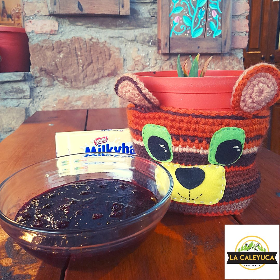 Vamos dejar que repose la mermelá de arándanos, que esti finde tien que dir de acompañante con la tarta de chocolate blancu 😋
Habrá que poney candao que ye muy difícil resistise 🤤
#lacaleyuca #chigre #bartienda #mieres #lagüeriadeurbies #valledeturon #bardepueblo