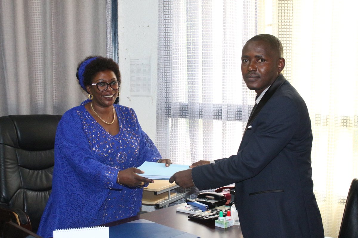 MFP_Burundi's tweet photo. Sous la supervision du Secrétaire Permanent du @GenreMinistere, une séance de remise et reprise a été effectuée entre la Directrice Générale a.i sortante de la @MFP_Burundi Dr. @UWINEZAMarieNoe et le nouveau Directeur Général Dr. @NYANDWIRamadhan ce 17 fév. 2023.
@BurundiGov https://t.co/tku5q40A0g