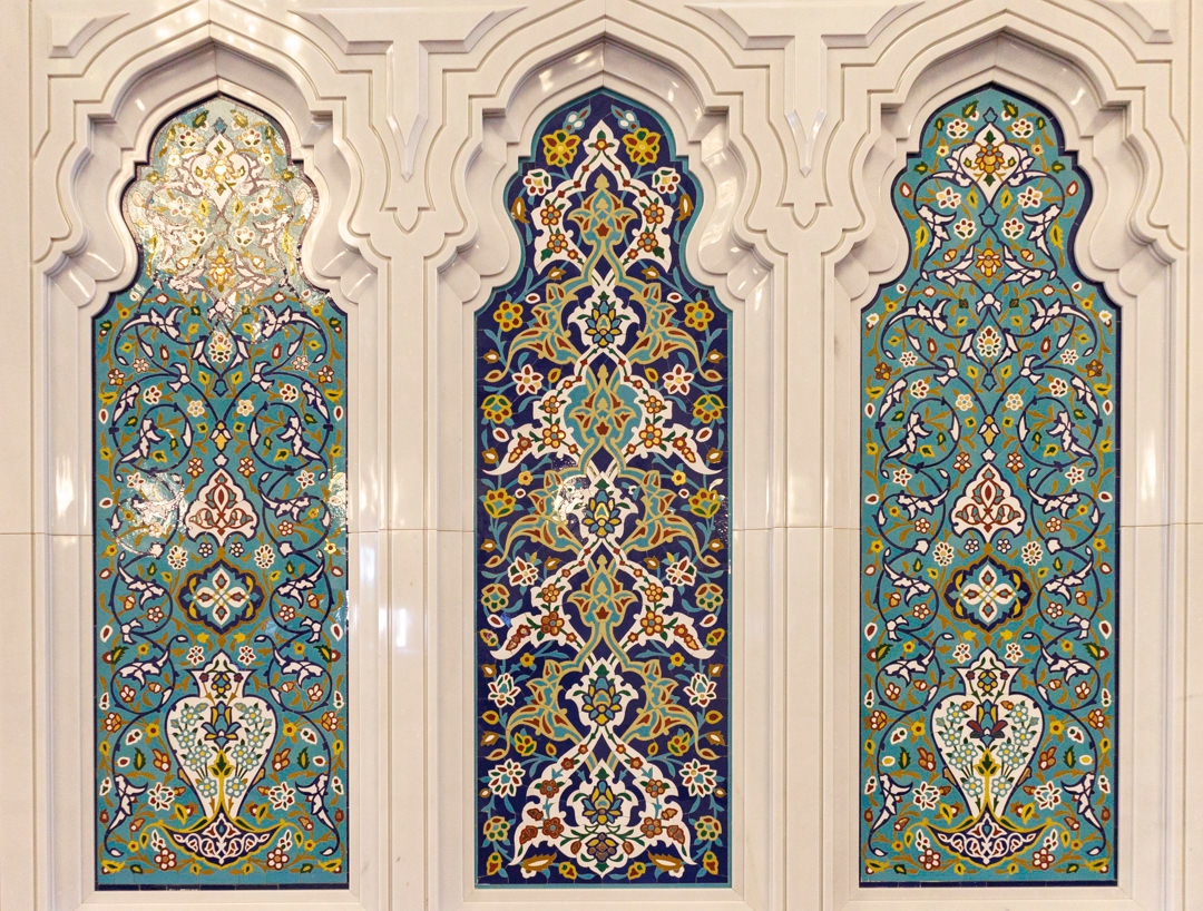 Kelly_Photograp's tweet photo. Beautiful mosaic in the mosque in Muscat. Love the color palette too!⁠
#visitoman #muscat #mosque #travelphotography #reisfotograaf #belgianshooters #belgischefotograaf #architecture #travel https://t.co/GyBkvNuqba