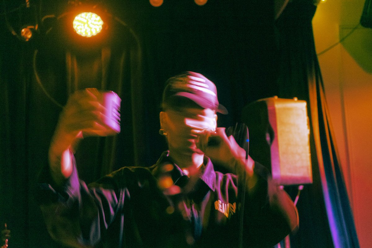 Desi_sal's tweet photo. I know it’s been a while, but to catch you up..

-I graduated🎓
-I moved to the big city NYC🍎
-Got into photography 📸

And am trying my best LOL .. 

here’s some pics I took at my first performance shoot. https://t.co/l0GHhnjLpP