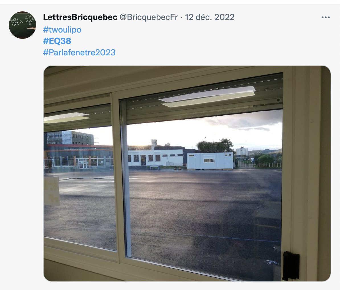 Par la fenêtre, une belle matinée. Le lever du soleil, des miroirs multicolores, une école réunie! Les fenêtres réfléchissantes et l’eau sur le sol. La jolie francophonie ici. Par la fenêtre, une personne qui observe, ici la poésie.🪟🌄 <a href="/tw_oulipo/">Twoulipo à l'école</a> #EQ38