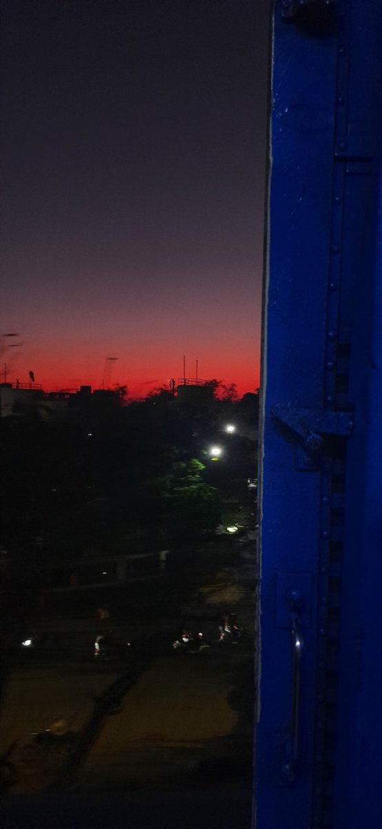 Madhumathi_Inks's tweet photo. #RayilaiPaarkkaNiRpaaya🚂

When sunsets are experienced from the train...
Gerua sky, blushing...
Glimpses of tiny stars, silhouettes of trees...
An evening to cherish.🧿
#Chennai #ChennaiVibes #TrainJourney #MRTS #ChennaiTrains @GMSRailway #AllThingsTrain #Photography #ரயில்பயணம் https://t.co/FSHjcjZUtv