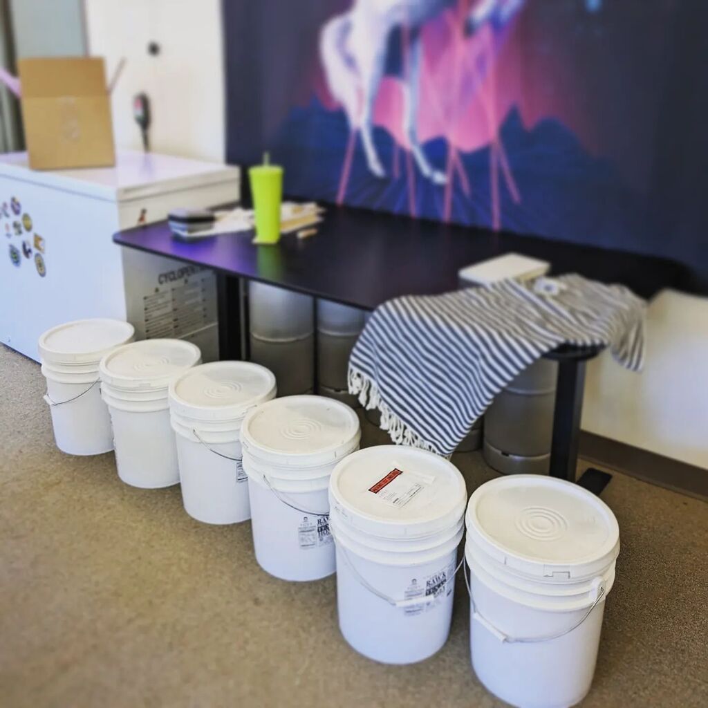 FoxAndRavenMead's tweet photo. 😍 Just got six buckets of honey delivered to the meadery.Time to make more mead!

#mead #meadery #honey #desdemona #hellomynameismel #thehunt #comingsoon #meadmaker https://t.co/kbLVCSQzQK https://t.co/pWJ4X6hoOr
