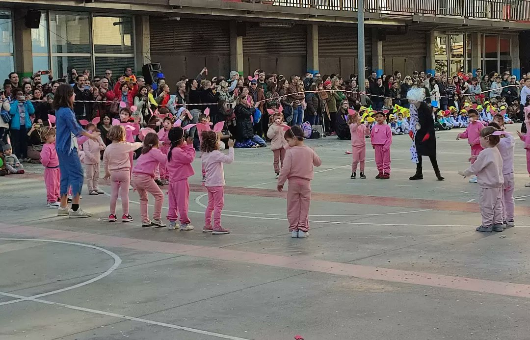 EscPublicaSAFA's tweet photo. Divendres: Carnaval!
#SetmanaBoja #Tradicions #Carnaval #Carnestoltes https://t.co/eEqK3baHch