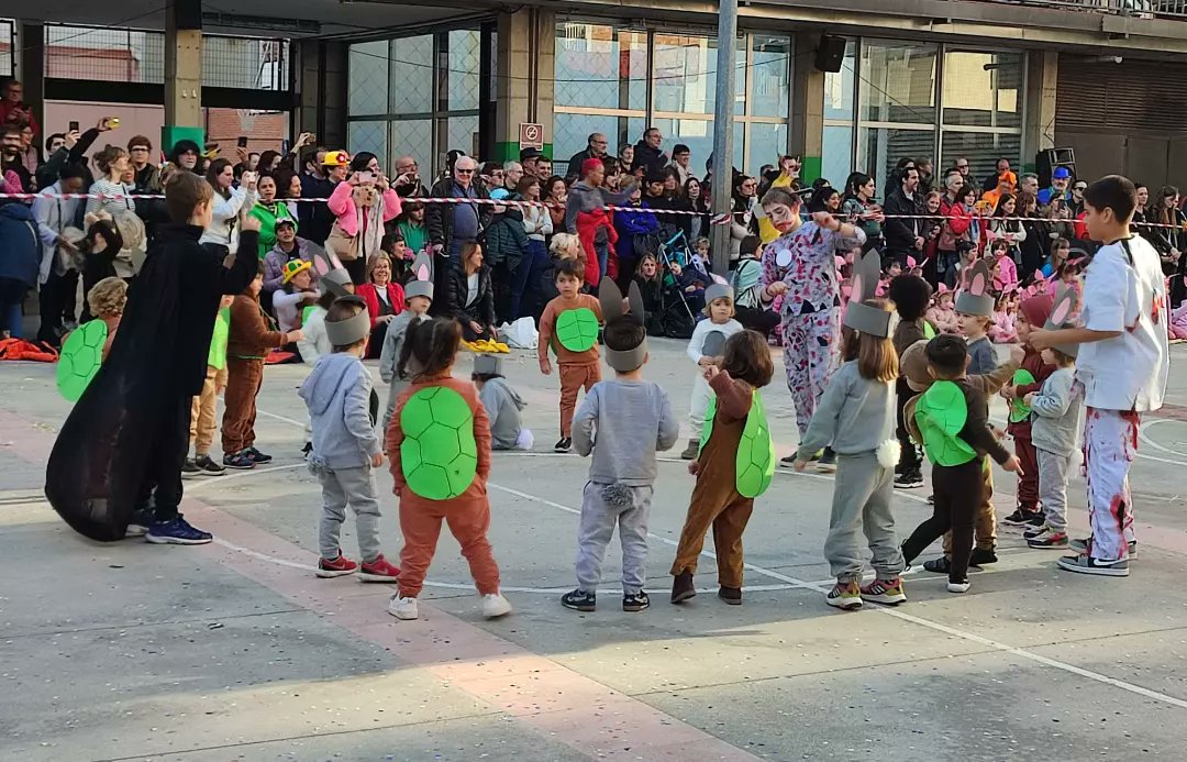 EscPublicaSAFA's tweet photo. Divendres: Carnaval!
#SetmanaBoja #Tradicions #Carnaval #Carnestoltes https://t.co/eEqK3baHch