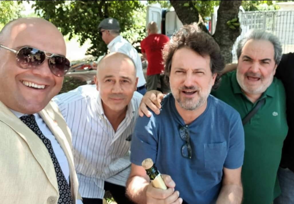 Auguri bel Ragazzo! Auguri per un compleanno scintillante!! <a href="/leonardopieracc/">leonardo pieraccioni</a> da tutti i bambini e i volontari di #Cure2Children
Nulla è più importante di curare e guarire un bambino!
#LeonardoPieraccioni 
#compleanno
cure2children.it