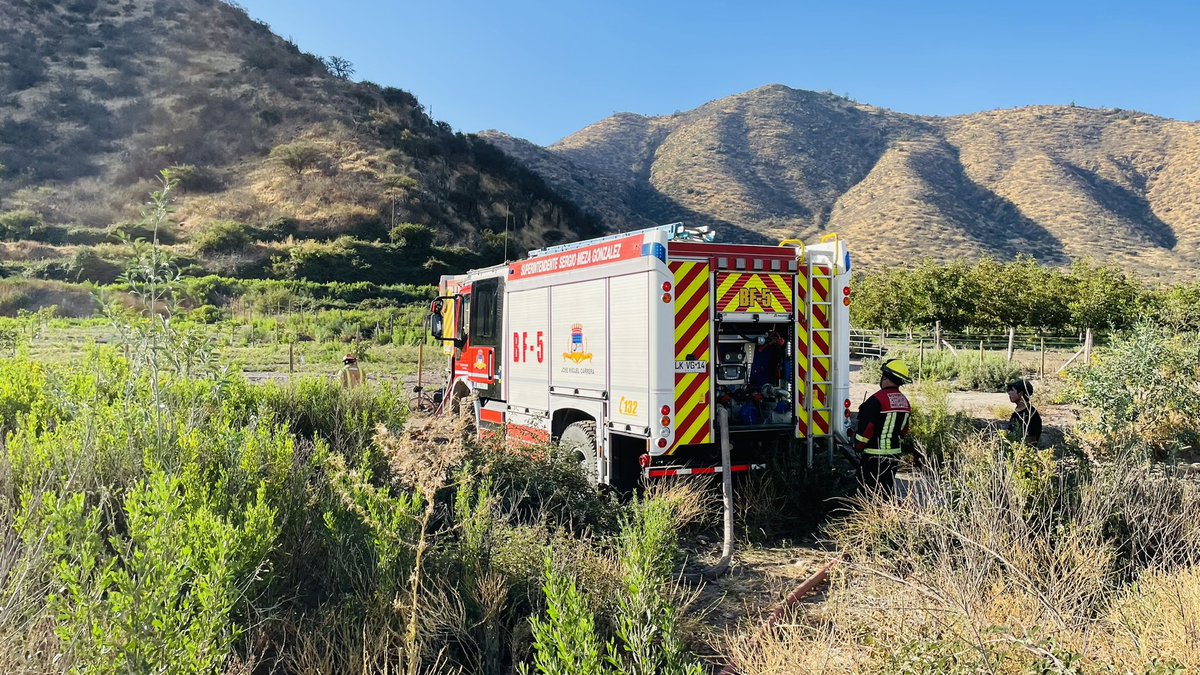 Quinta_Bollenar's tweet photo. El pasado lunes, nuestra Máquina BF5 trabajó en apoyo al Cuerpo de Bomberos de Peñaflor, por Tercera Alarma de Incendio Forestal en sector El Trapiche. 🚒👩🏻‍🚒👨🏻‍🚒 https://t.co/qSEXMzOZrx