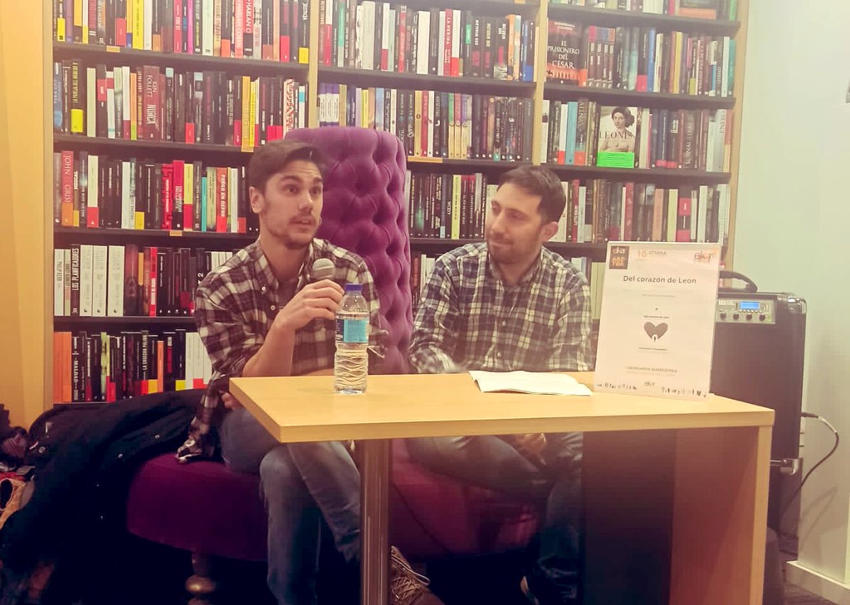 liherpc's tweet photo. Todo un placer haber podido presentar el libro Del corazón de León de Eder López. A la venta en @elkar #Iparragirre #Bilbo 📖🎶 https://t.co/VuIGlpK6Zb
