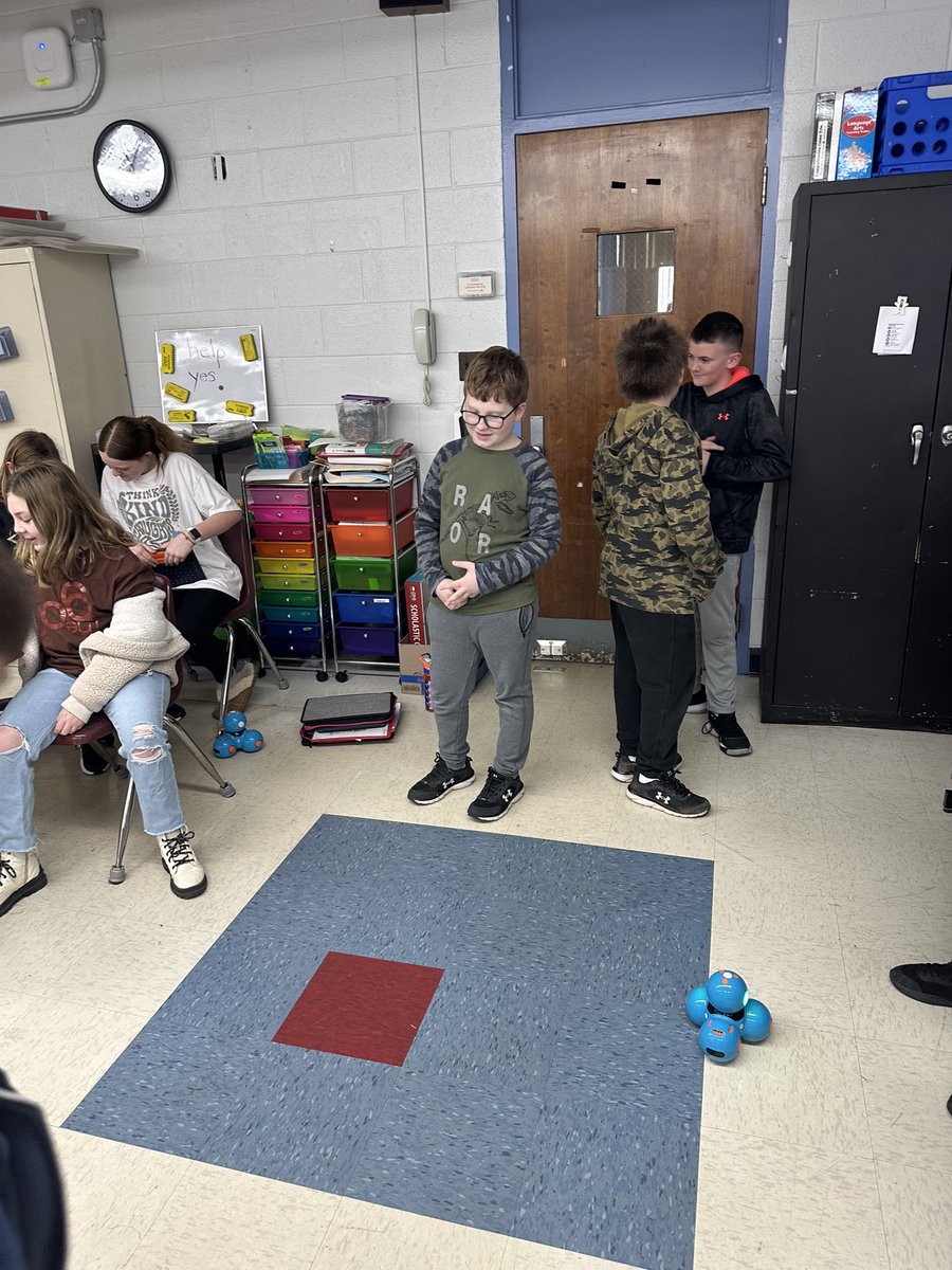 PutnamWVSchools's tweet photo. Conner Street Elementary Empower Students designed their own code to create fun interactions with Dash, the robot! Dash had a lot of fun, from kickball to dance contests; #CSELeaders (and Dash) love Empower! 🤖💕 #PositivelyPUTNAM #PutnamProud https://t.co/PJbIK8ZWX3