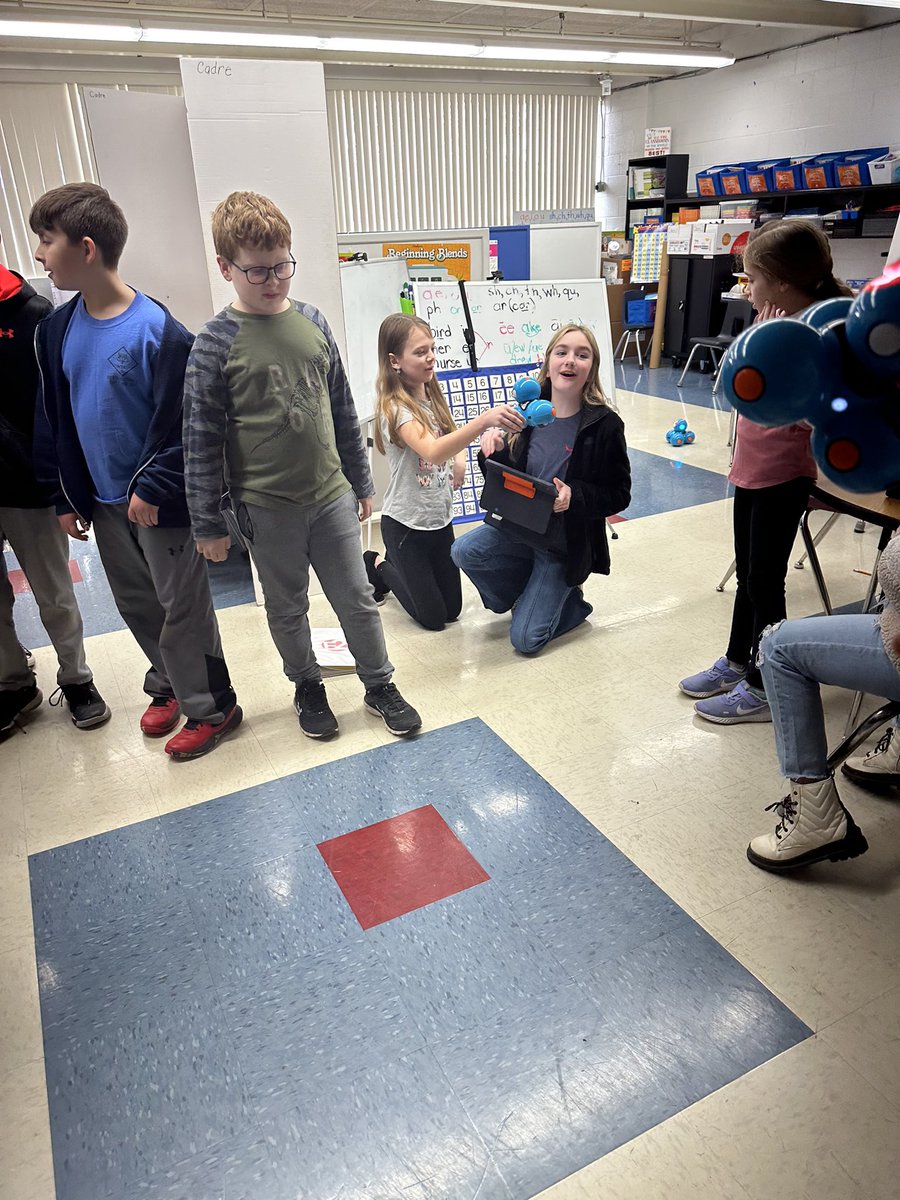 PutnamWVSchools's tweet photo. Conner Street Elementary Empower Students designed their own code to create fun interactions with Dash, the robot! Dash had a lot of fun, from kickball to dance contests; #CSELeaders (and Dash) love Empower! 🤖💕 #PositivelyPUTNAM #PutnamProud https://t.co/PJbIK8ZWX3