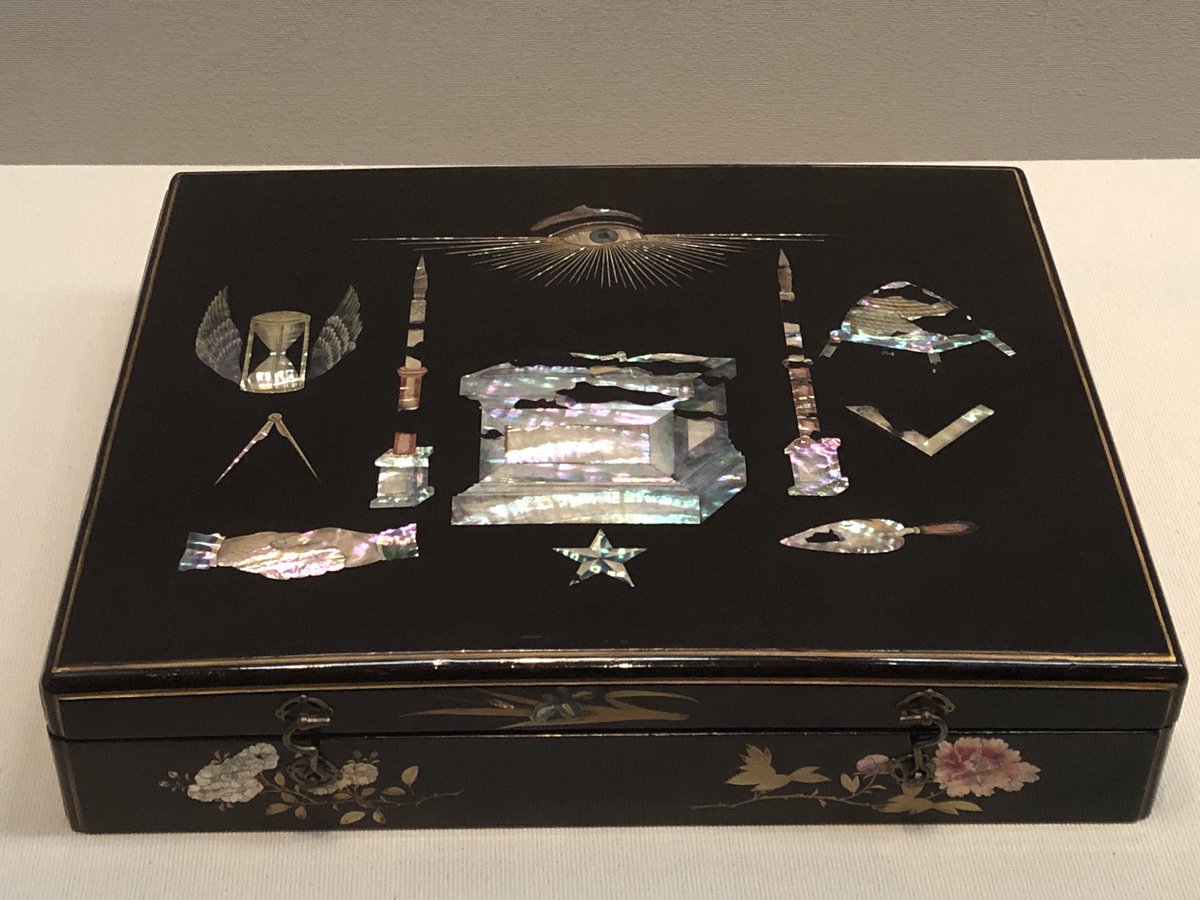 例えば今日、九州国立博物館で見た、フリーメイソンが発注したと考えられている螺鈿の箱、長崎製輸出、19世紀。もう　ちょっと信じられないが実際こういうものが残っているのだ。ふつうにびっくりした。。