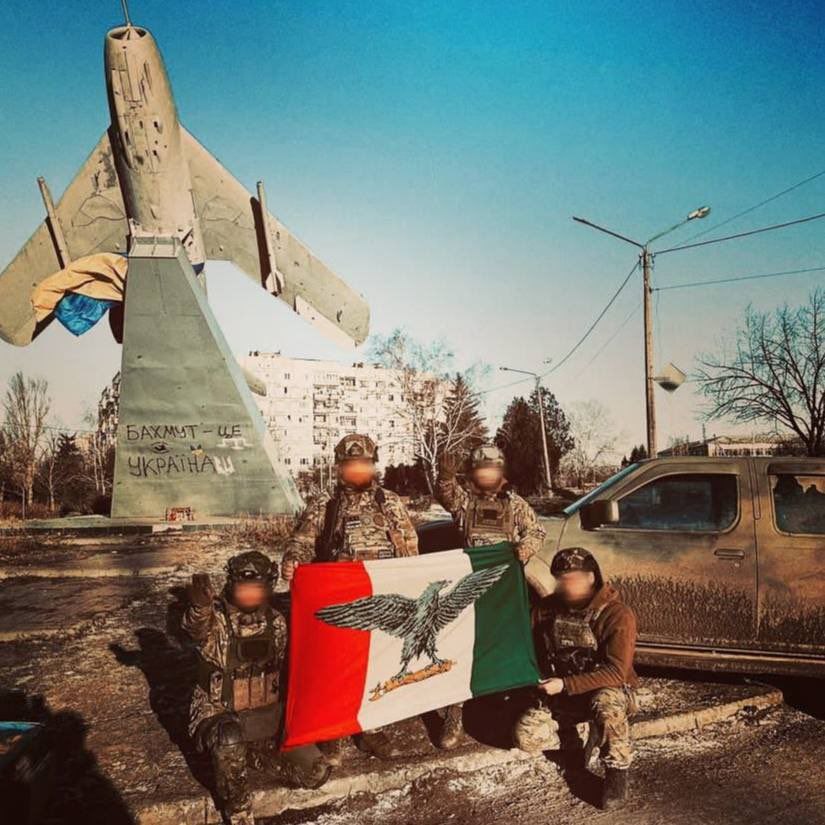Ecatetriformis's tweet image. Mercenari italiani della "Legione Internazionale" delle Forze Armate dell'Ucraina  a Bakhmut con  la bandiera della Repubblica di Salò.