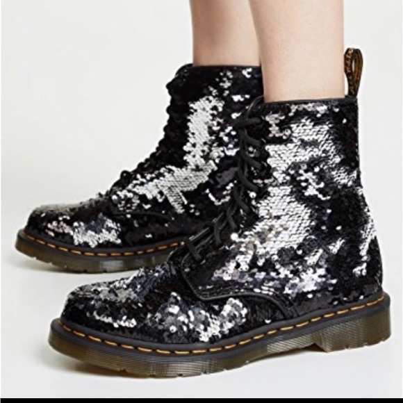 Jenniferperciv2's tweet photo. So good I had to share! Check out all the items I'm loving on @Poshmarkapp #poshmark #fashion #style #shopmycloset #jcrew #drmartens #newera: https://t.co/0o45Ig6vka https://t.co/kvEeNDYiKU
