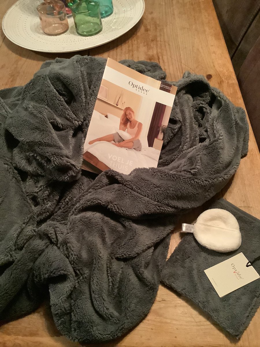 ik_jeweetwel's tweet photo. Kijk nou toch eens, mensen! Onlangs was ik één van de gelukkigen die een hoeslaken won bij @RonalddeVisser  En ook nog 2 presentjes er bij. Wat een verwennerij! Dat wordt heerlijk slapen😊 #Optidee https://t.co/YQFFKmsTfb