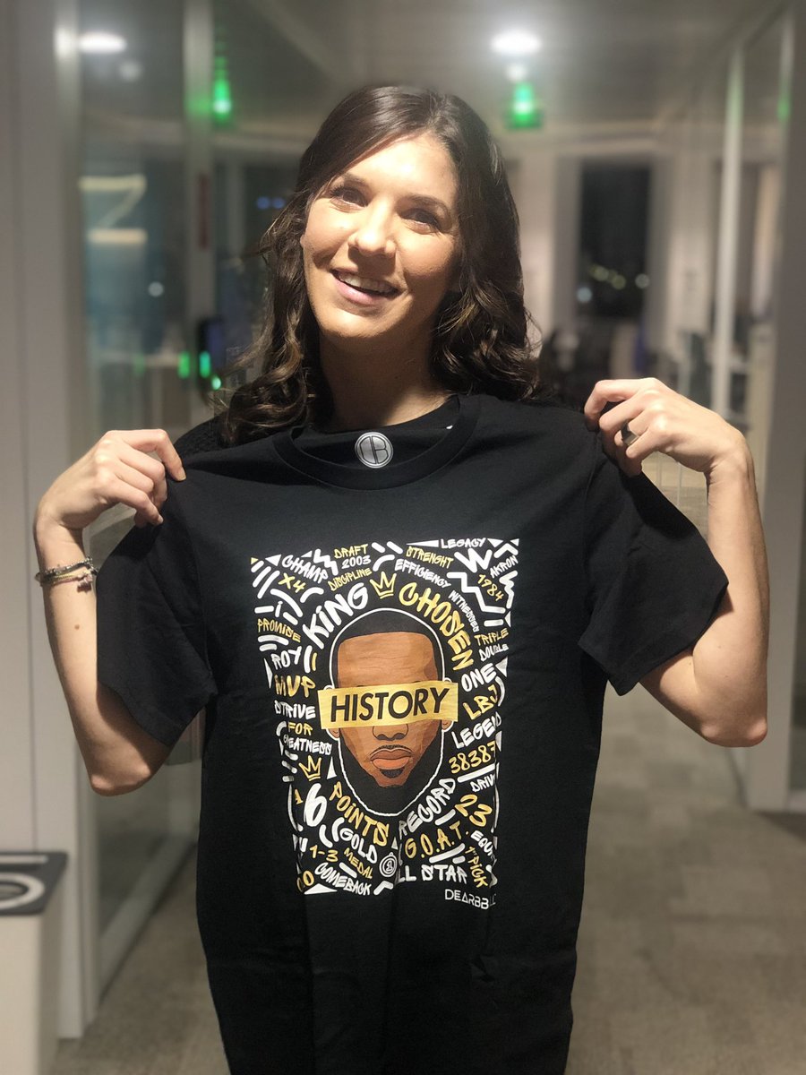 lequipedusoir's tweet photo. 🚨CADEAU🚨

@MaccaliCamille vous offre un t-shirt de LeBron James de la marque @dearbball. 

L'occasion de vous rappeler que vous pouvez suivre la Leaders Cup 🏀 sur la chaîne L'Équipe ce soir avec Wembanyama notamment.

RT + follow @lequipedusoir

Choisis ton chroniqueur 🦅 https://t.co/RiGLZ4hwsi