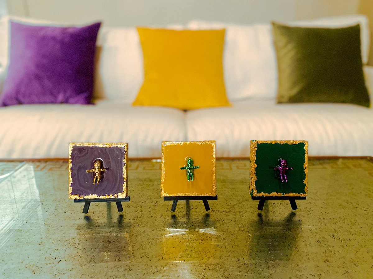 Whether it’s glittery &amp; gaudy or simple &amp; subdued, Mardi Gras decor is the by far the most fun!  💜💛💚

#NOLA #HappyMardiGras