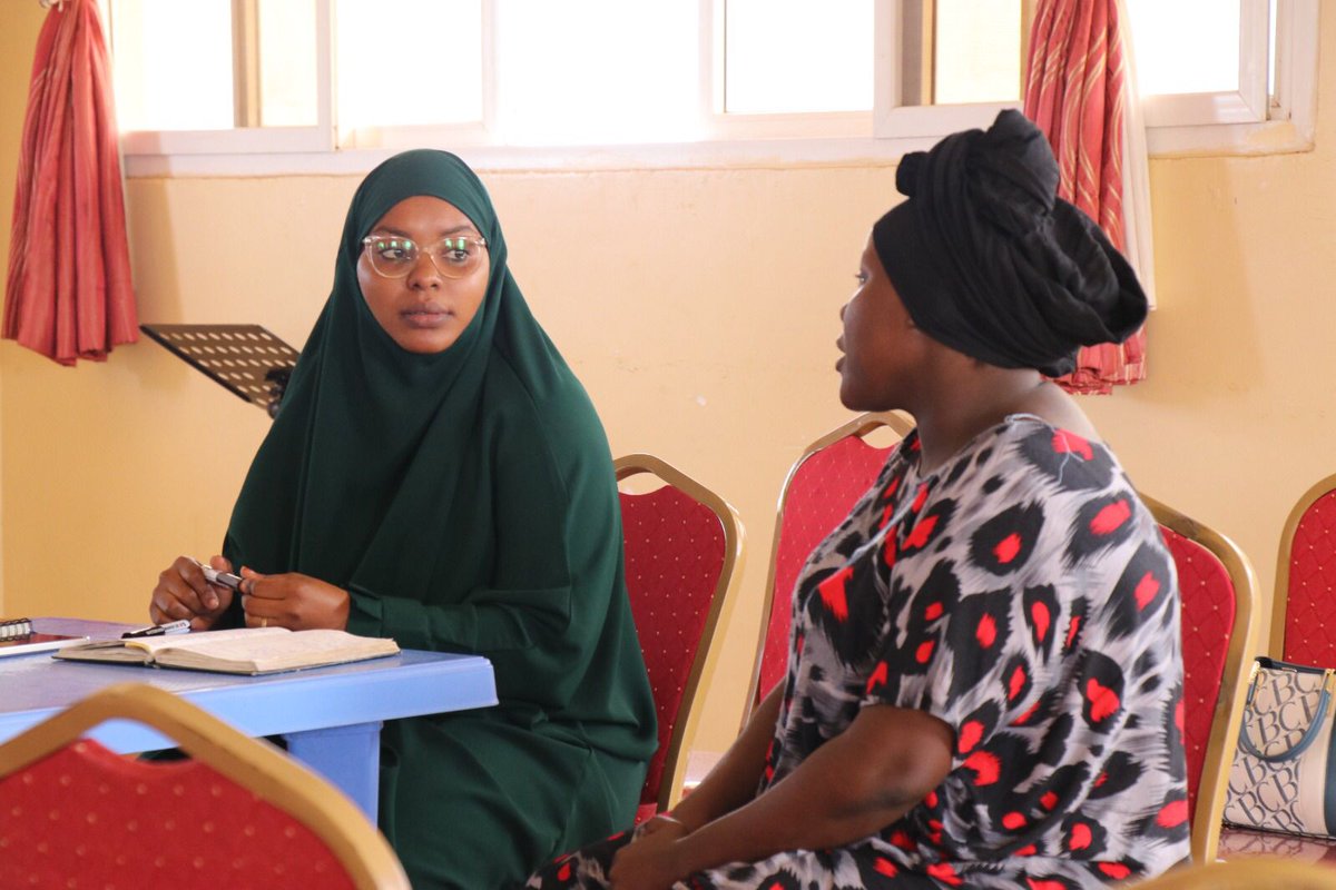 AkiliMaliAssoc1's tweet photo. Our able Executive  Director Mwanamisi Bakari Suleiman leading a dialogue with Malindi youths, On the amount of depression youths go through and have no shoulder to lean on that forces them to end up harming themselves and harming others.

Many thanks to @sisiti
 #Letsrestorehope https://t.co/yKvK63kvOt