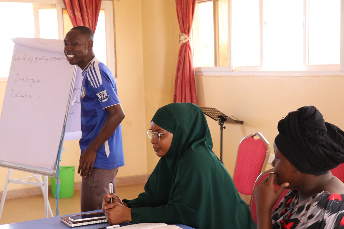 AkiliMaliAssoc1's tweet photo. Our able Executive  Director Mwanamisi Bakari Suleiman leading a dialogue with Malindi youths, On the amount of depression youths go through and have no shoulder to lean on that forces them to end up harming themselves and harming others.

Many thanks to @sisiti
 #Letsrestorehope https://t.co/yKvK63kvOt
