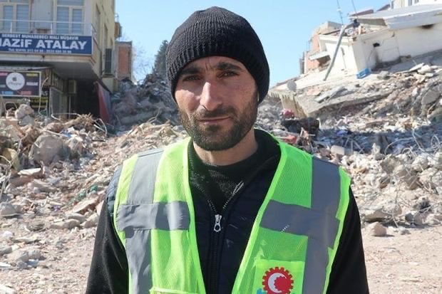 🇦🇿Arabasına yüklediği eşyalarla Bakü’den Türkiye’ye yola çıkan ve herkesin yüreğine dokunan Server Beşirli, deprem bölgesinde vatandaşlarımıza yardım ediyor.