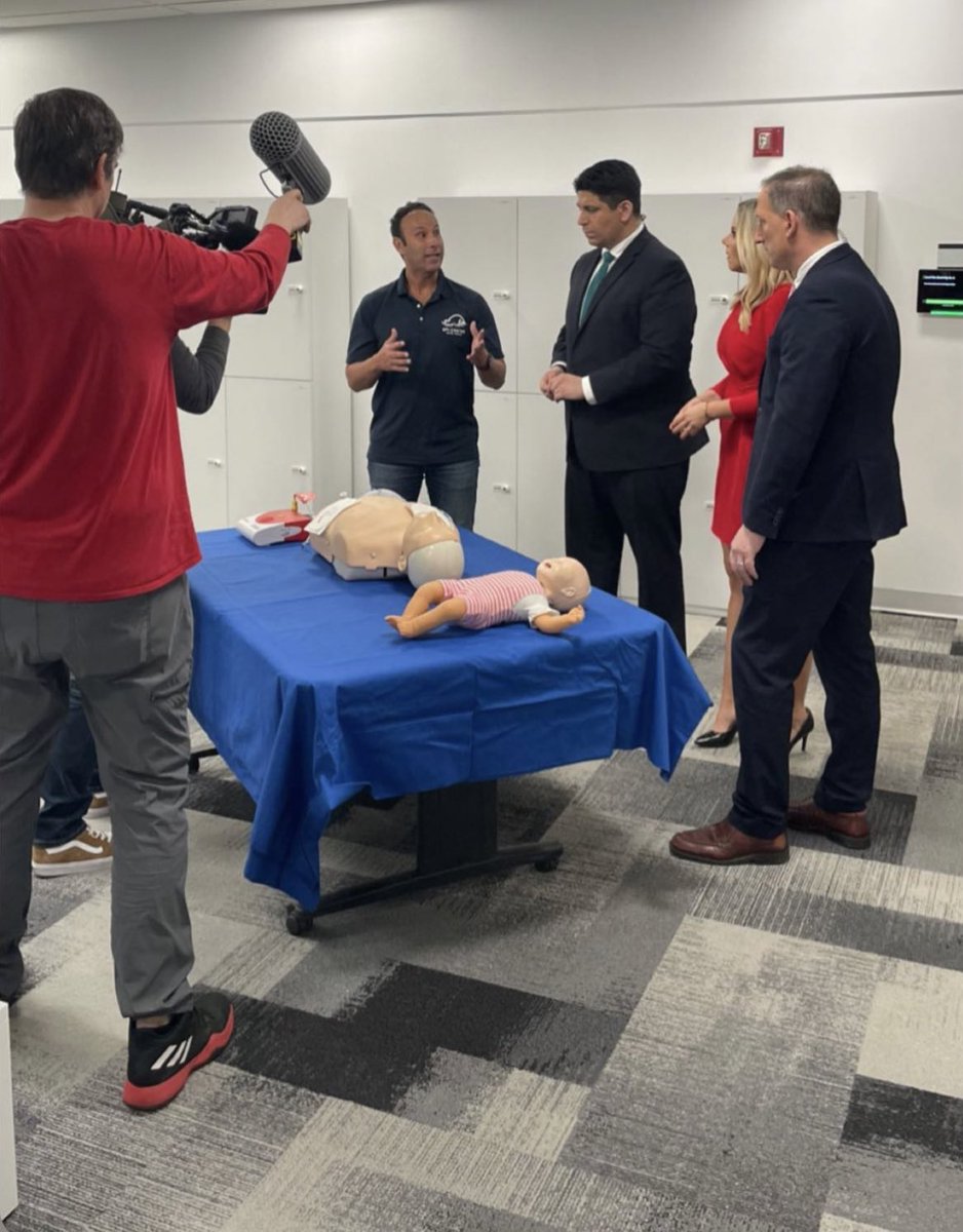 epicenter911's tweet photo. Great segment this morning on the importance learning hands only CPR! Contact us to set up a class today…the next life saved could be yours! Thanks @News12LI @News12WC @erincolton @hoffmanrich @RichBarrabi ♥️@RedCross #HeartHealth #CPR https://t.co/K9jkh1eXkq