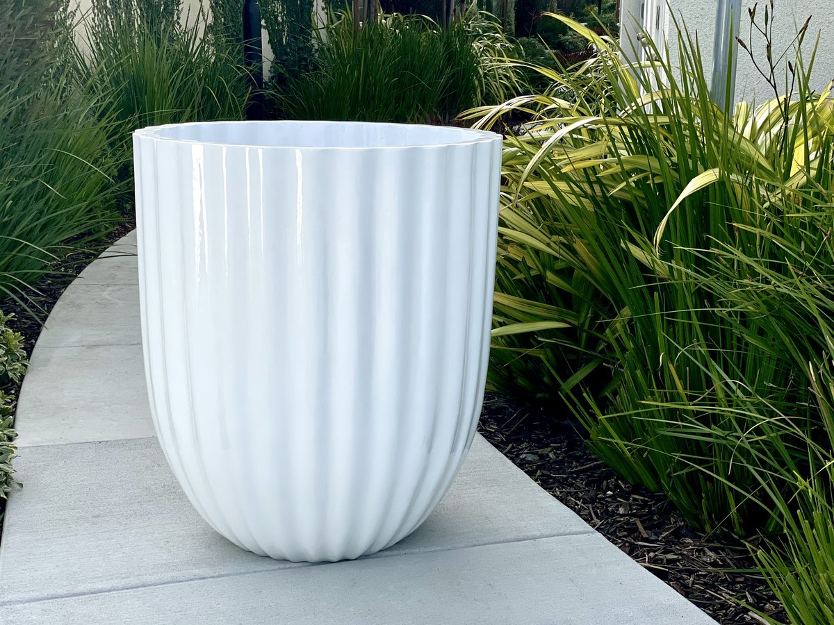 iapsf's tweet photo. The Surrey #planter has a columnar appearance that adds a modern elegance to both interiors and exteriors •
#hospitality #design #landscapedesign #interiordesign #boutiquedesign #hoteldesign #restaurantdesign #gardendesign #hospitalitydesign #sitefurnishings #IAPSF https://t.co/mQlDQLgfrj
