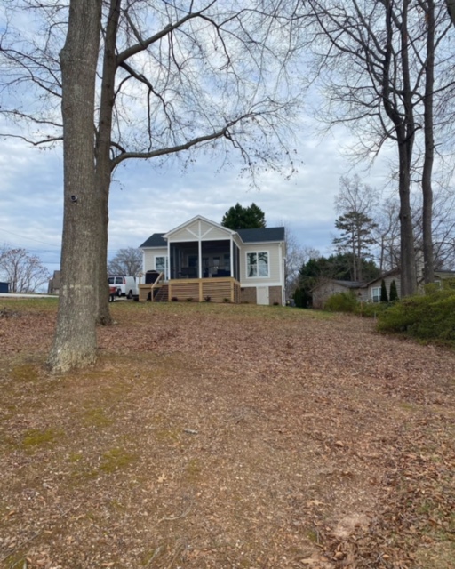 NewWaveOfShade's tweet photo. Framed this porch at Lake Bowen and screened on Friday. The homeowner needed relief from afternoon sun, but still wanted fresh breezes. Super screen with a 50% block is what we recommended and used. #screenedinporch #outdoorliving #lakebowensc #porchscreeningservice https://t.co/i9BHJ8wQpj