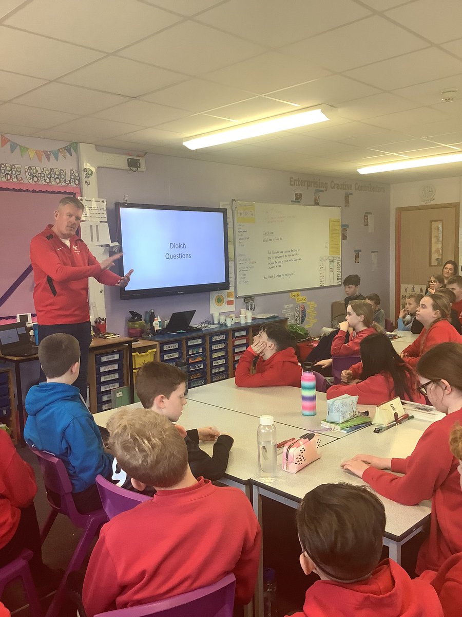 Llysfaen2023's tweet image. Another visitor today for #6GJ &amp;amp; #6CP!

Mr Feeney was kind enough to come and talk to us about how technology is used within his job and in the sporting world!

Such a brilliant insight as to how tech can be so useful in the swimming world. @SwimWales 

#HCI #ST 🏊🏼‍♂️🏊🏾‍♀️🏆