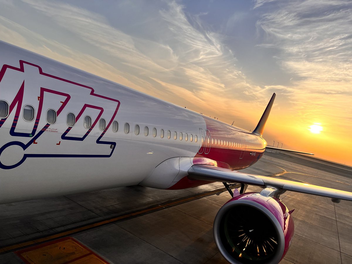 We might just enter the postcard business with this pic of a sunset. ✈️🌅
#WIZZ #WIZZcraft #flythegreenest