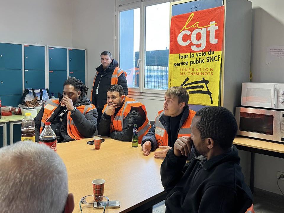 LouisBoyard's tweet photo. Discussion avec les cheminots de Villeneuve-Saint-Georges.

« Un de nos collègues est mort quelques mois après son départ à la retraite »

Oui, faire travailler les gens 2 ans de plus, c’est avancer l’âge de la mort.

Ils ne veulent rien entendre ? Bloquons le pays le 7 mars. https://t.co/fMjEZskJTj