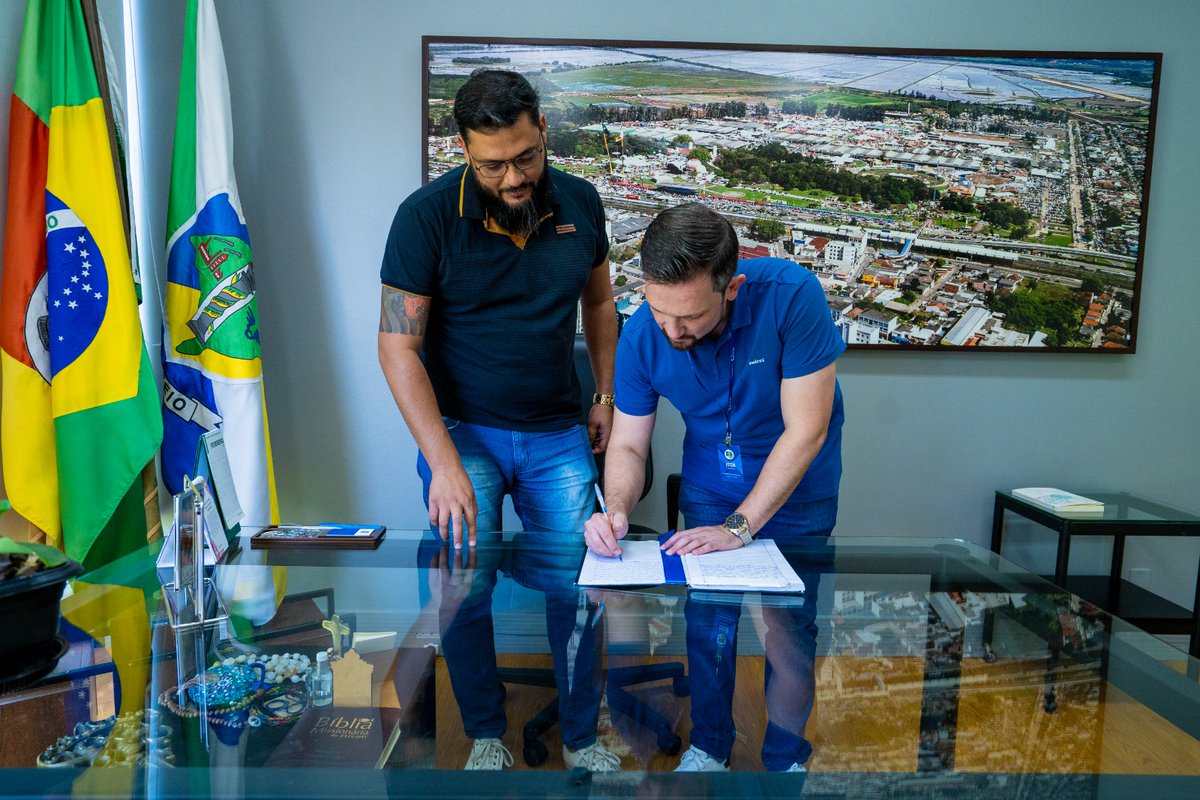 leo_pascoal's tweet photo. Mantendo a boa tradição e parceria estabelecida com o Poder Legislativo, transmiti o cargo de prefeito de Esteio, pelos próximos cinco dias, ao presidente da @camaraesteio, vereador Cristiano Coutinho. Nossa cidade seguirá em boas mãos! #PraFrenteEsteio https://t.co/a8DrdBJkFu