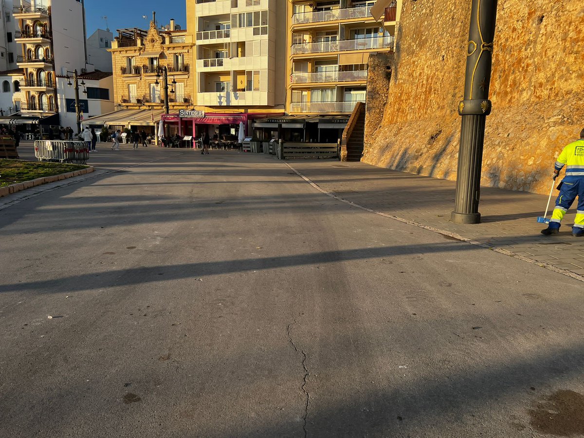 JaumeMonasterio's tweet photo. Menys de 24 hores després de l'arribo ja tenim la plaça de la fragata neta i a punt per continuar gaudint del @SitgesCarnaval! Gràcies als equips de neteja que ens ajuden a cuidar de la nostra vila! #FemSitgesNet #MillorantSitges https://t.co/nFykMTE5Vx