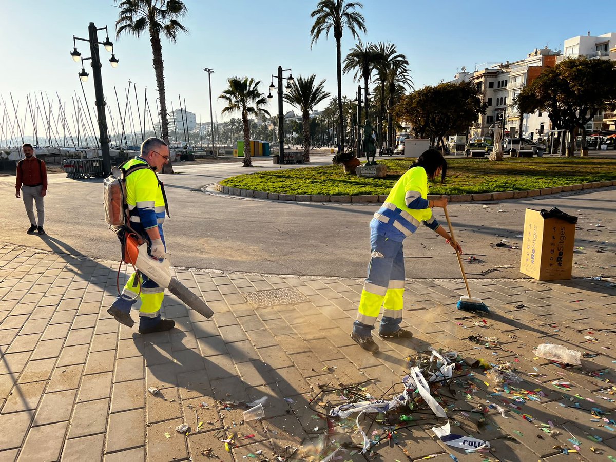 JaumeMonasterio's tweet photo. Menys de 24 hores després de l'arribo ja tenim la plaça de la fragata neta i a punt per continuar gaudint del @SitgesCarnaval! Gràcies als equips de neteja que ens ajuden a cuidar de la nostra vila! #FemSitgesNet #MillorantSitges https://t.co/nFykMTE5Vx