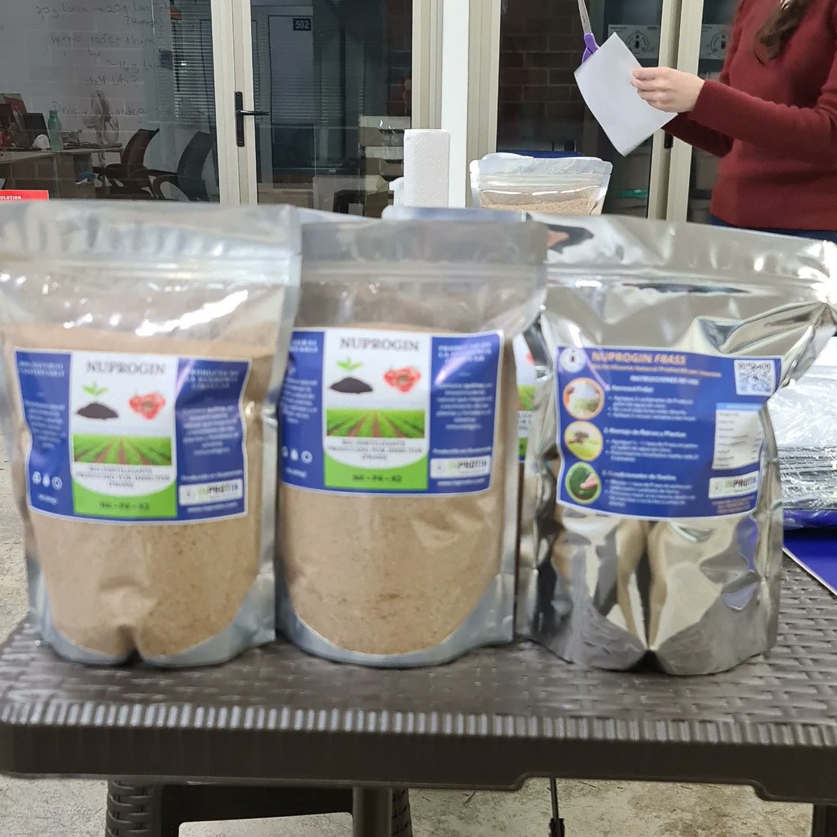 inprotin's tweet photo. Empacando nuestro primer producto, bio fertilizante Nuprogin producido por insectos, 100% natural y sustentable para fortalecer la nutrición y salud de las plantas, flores, frutas y vegetales y cuidado de los suelos! 🐛🇬🇹👍
#sostenibilidad #economiacircular #insectos #frass https://t.co/XQALixsL9w
