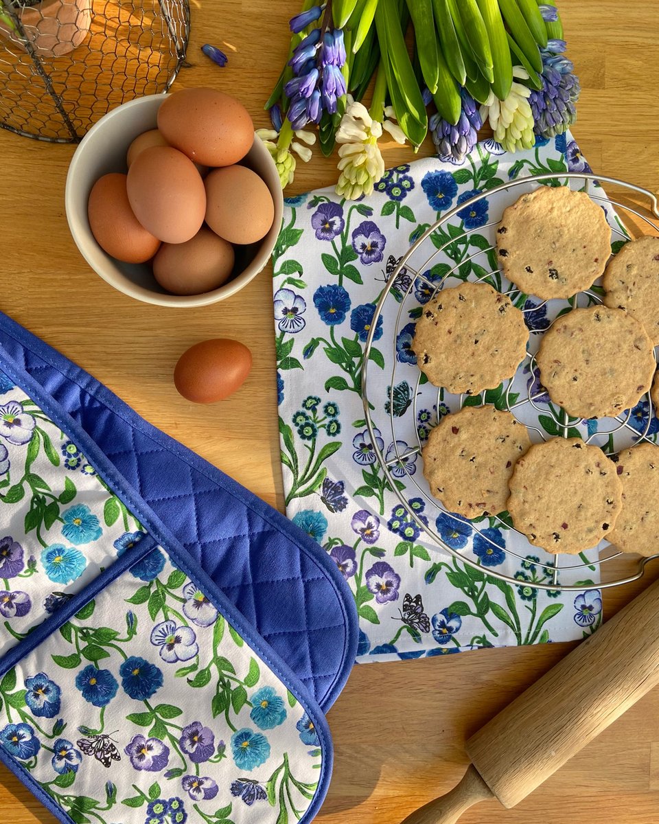 Gisela_Graham's tweet photo. Roses are red, Violets are blue, this spring we choose you!
Viola Collections textiles are impossible to resist, the perfect flowery detail for your kitchen ๐ธ
#GiselaGraham #HomeDecor #ViolaCollection #kitchenware https://t.co/r6AsFwULpr
