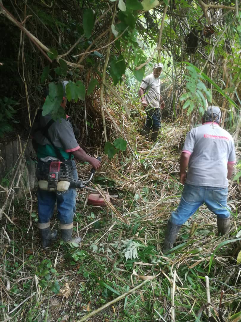 hidroven_ve's tweet photo. #EnDesarrollo Acueducto Metropolitano atiende avería en tubería de 34" ubicada en la #UD5 de #Caricuao, municipio Libertador 
@NicolasMaduro @RMarcoTorres @harolclemente https://t.co/A3NoXkPWE8