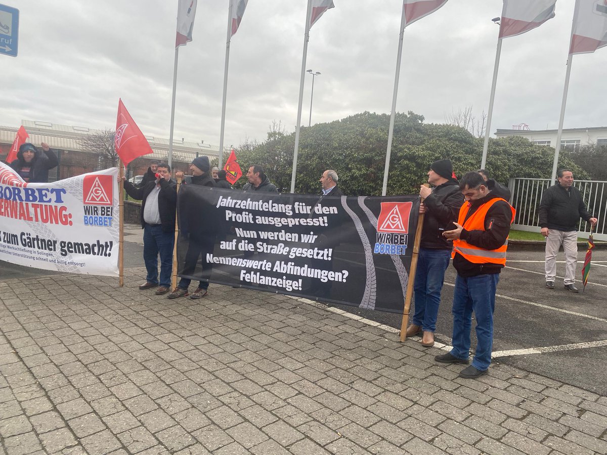 BorbetArbeiter's tweet photo. #Borbet
#Tag55 Protestaktion der Borbet-Gruppe Arbeiter.
Borbet-Gruppe ist seit Dez 2022 insolvent. 600 Arbeiter wurden ohne Abfindung entlassen. Familie Borbet hat damit 600 Familien das Leben ruiniert.
Die Arbeiter der Solinger Standort kämpfen um Arbeitsplätze.
@CDUNRW_de https://t.co/TCuU1SeXtM